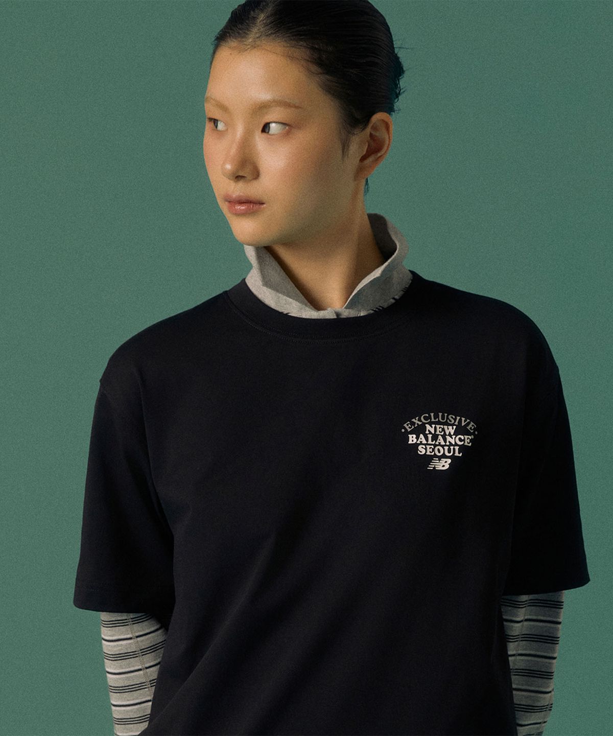 뉴발란스(NEW BALANCE) NBNEG3A073 / UNI NB 서울 랜드마크 반팔티 (BLACK)
