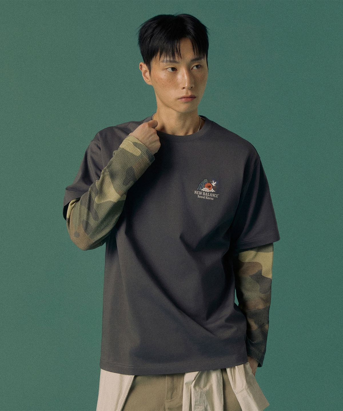 뉴발란스(NEW BALANCE) NBNEG3A063 / UNI NB 서울 타이거 2.0 반팔티 (CHARCOAL)