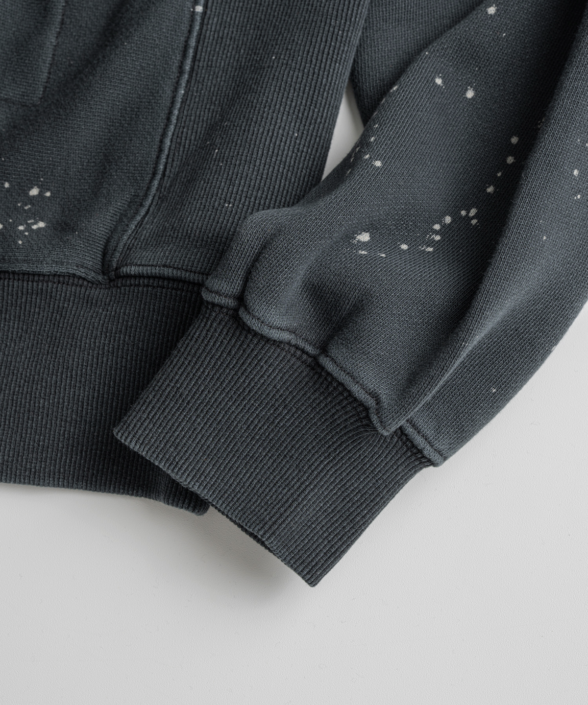 비헤비어(BEHEAVYER) DISTRESSED QUARTER ZIP SWEAT charcoal