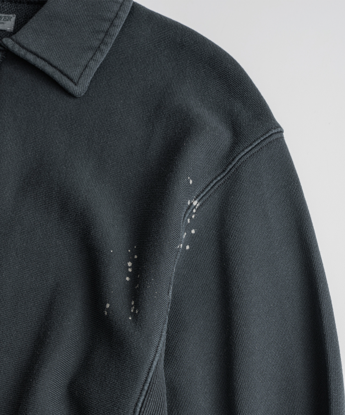 비헤비어(BEHEAVYER) DISTRESSED QUARTER ZIP SWEAT charcoal