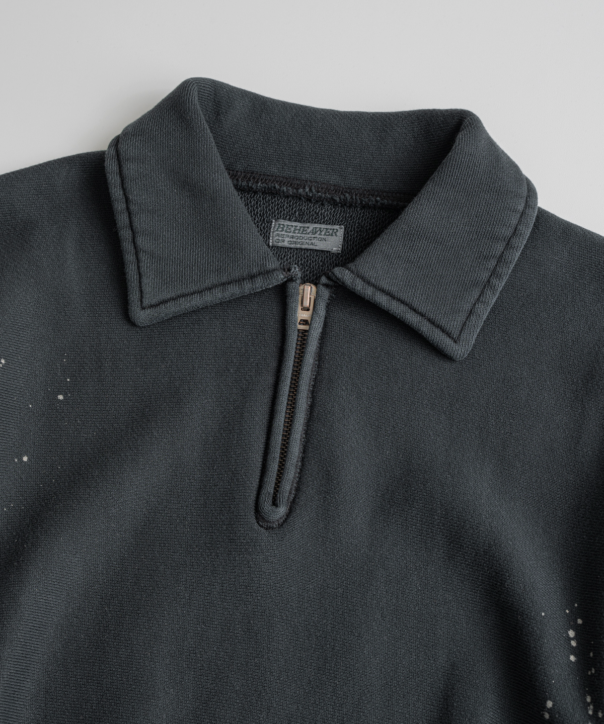 비헤비어(BEHEAVYER) DISTRESSED QUARTER ZIP SWEAT charcoal