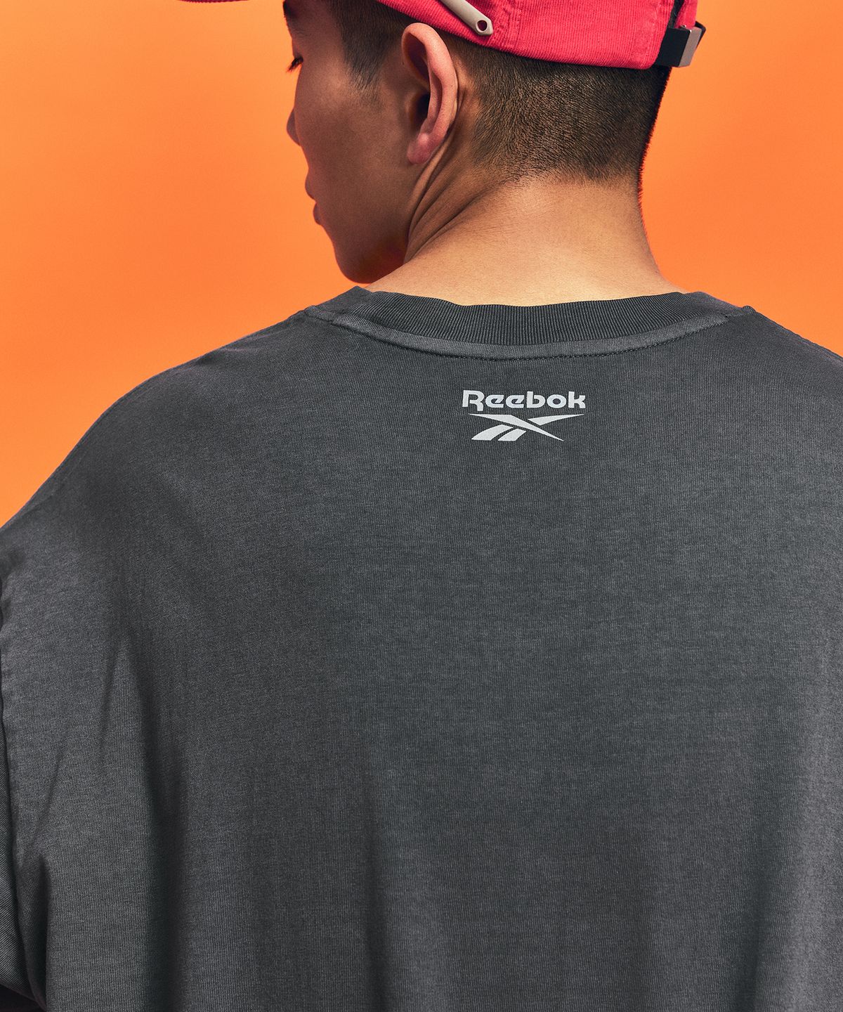 리복(REEBOK) 가먼트다잉 서클로고 반팔티 - 차콜