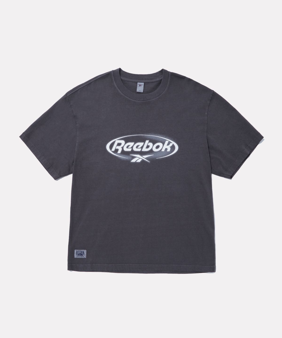 리복(REEBOK) 가먼트다잉 서클로고 반팔티 - 차콜