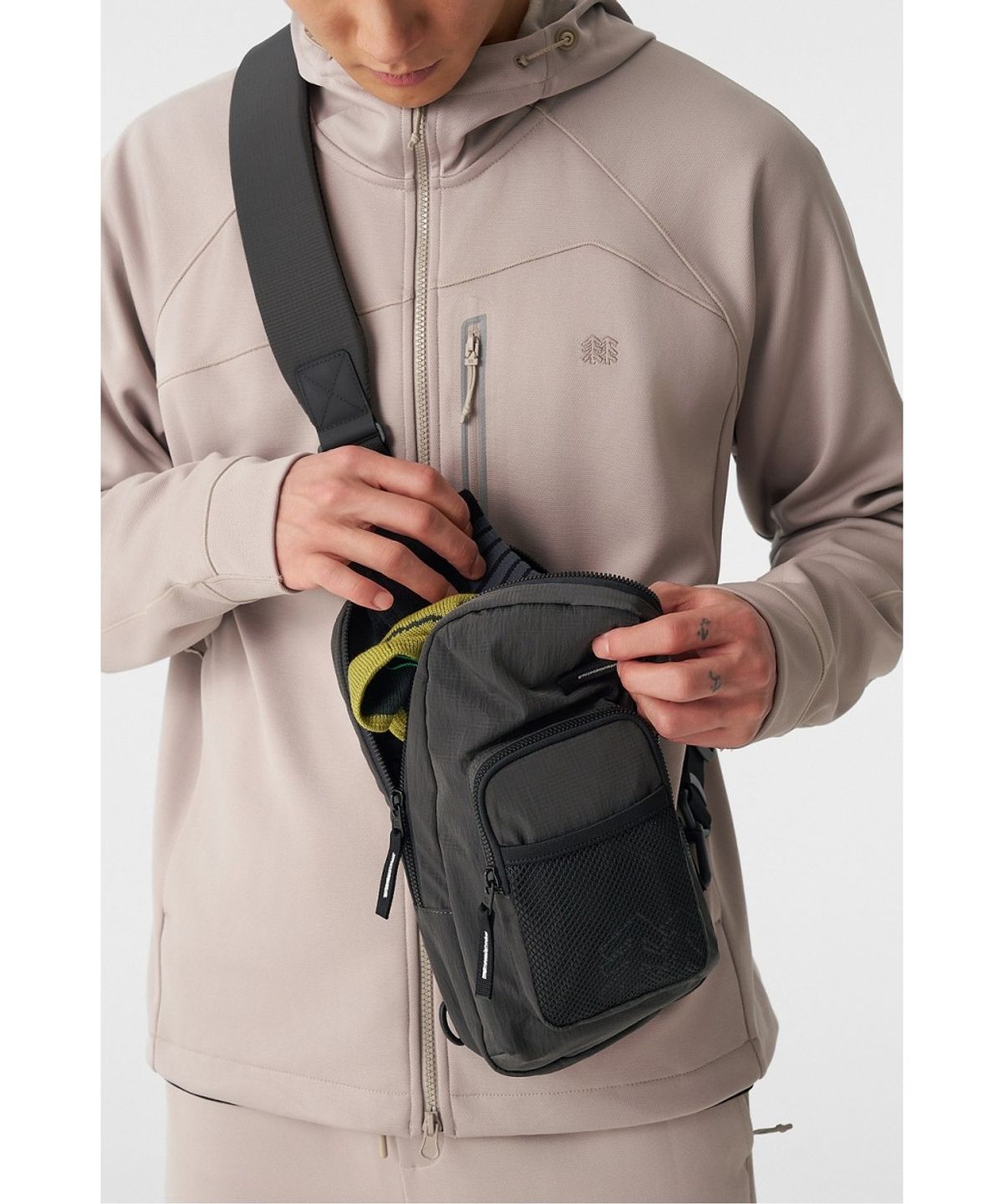코오롱스포츠(KOLON SPORT) 에브리데이 원포켓 슬링백 QEBDX26411DGY