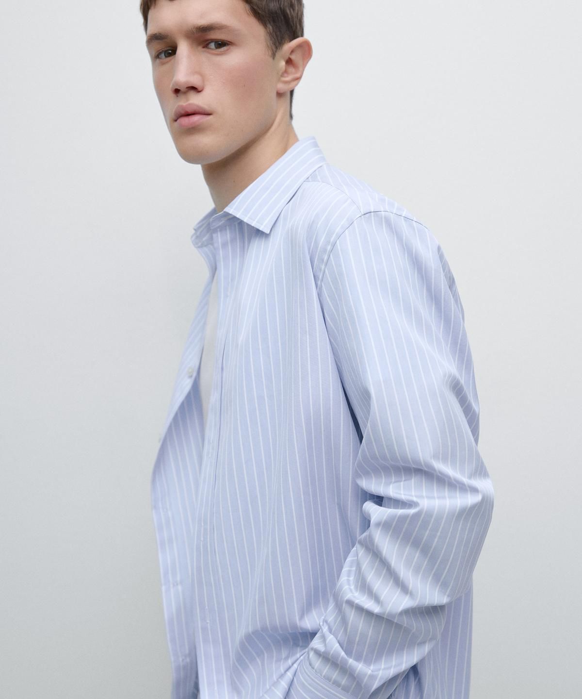 마시모두띠(MASSIMO DUTTI) 레귤러핏 핀스트라이프 셔츠
