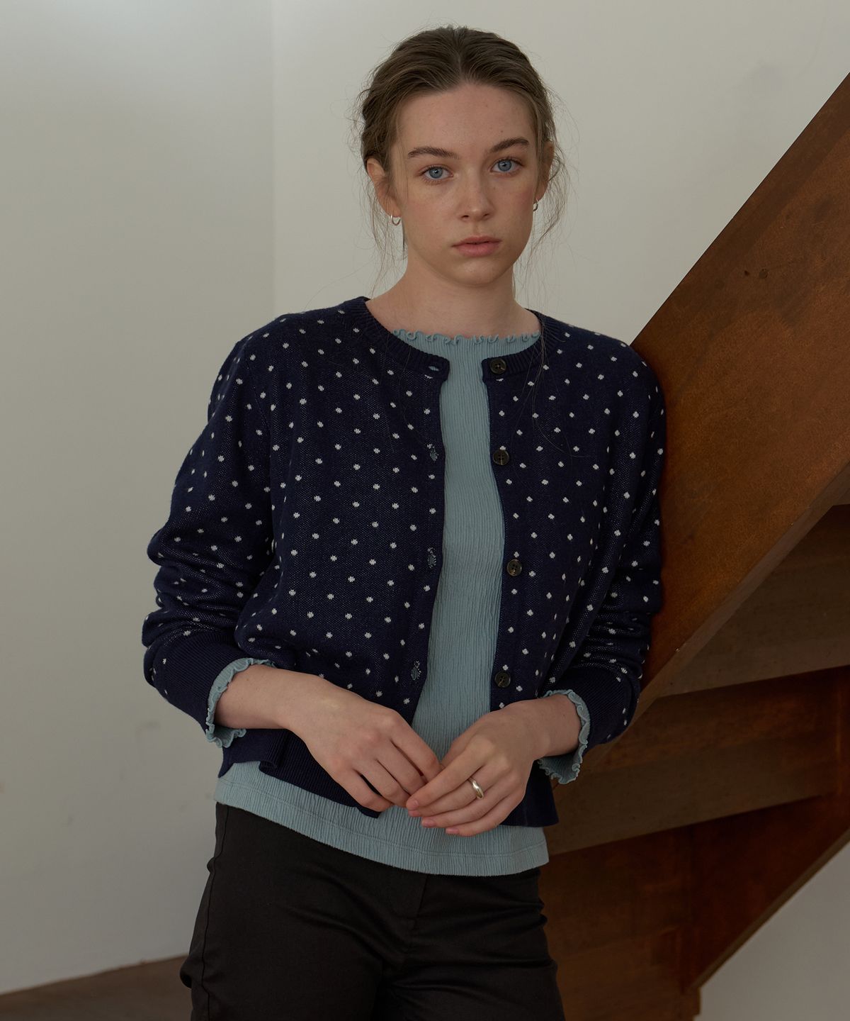 어몽(AMONG) A DOT CARDIGAN_NAVY