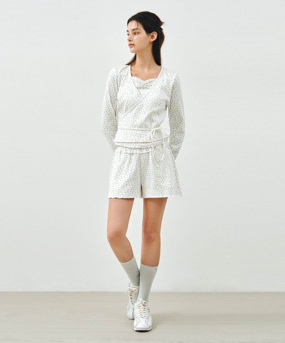 몽돌(MONGDOL) 플라워 아일렛 랩 긴팔 티셔츠 화이트 MDTS086WHITE