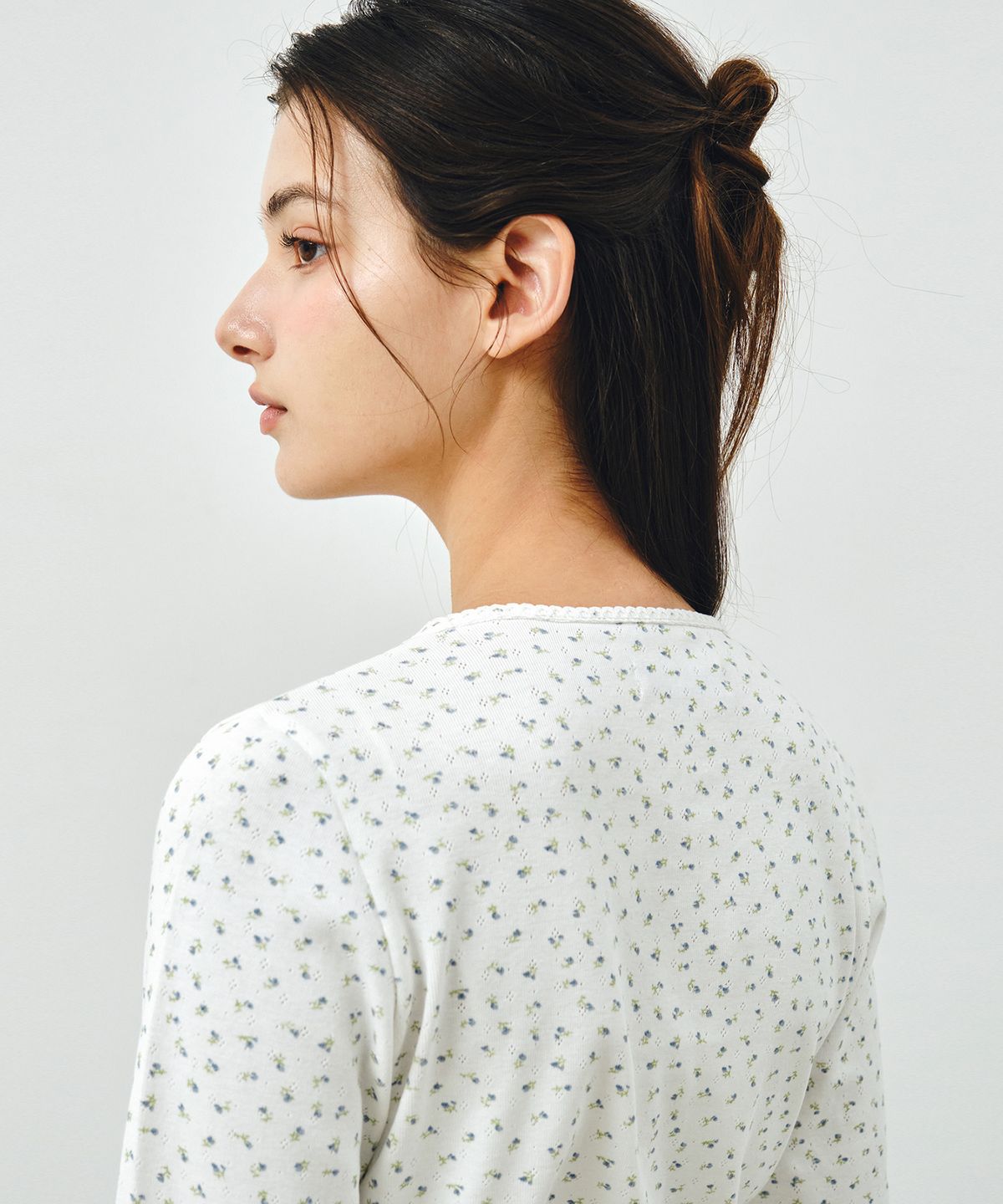 몽돌(MONGDOL) 플라워 아일렛 랩 긴팔 티셔츠 화이트 MDTS086WHITE