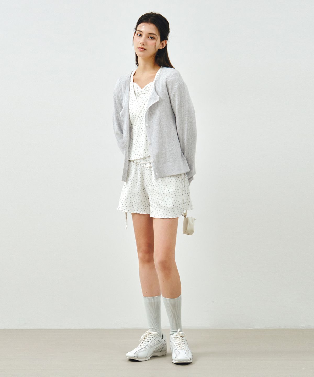 몽돌(MONGDOL) 플라워 아일렛 랩 긴팔 티셔츠 화이트 MDTS086WHITE