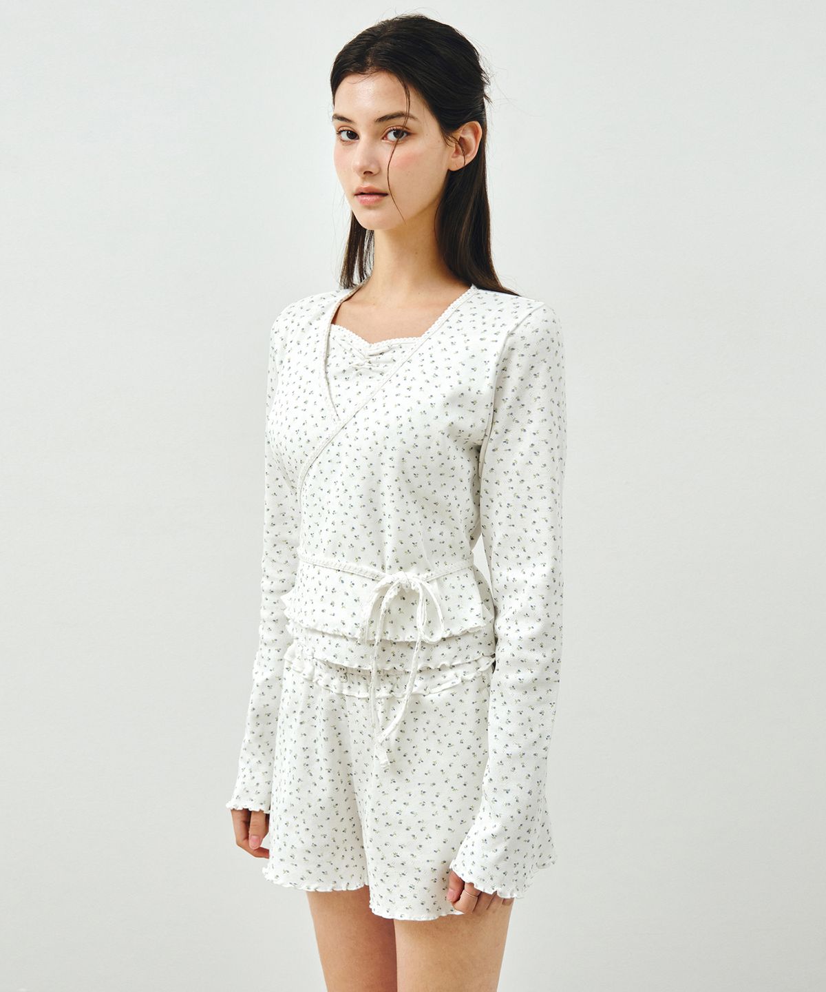몽돌(MONGDOL) 플라워 아일렛 랩 긴팔 티셔츠 화이트 MDTS086WHITE