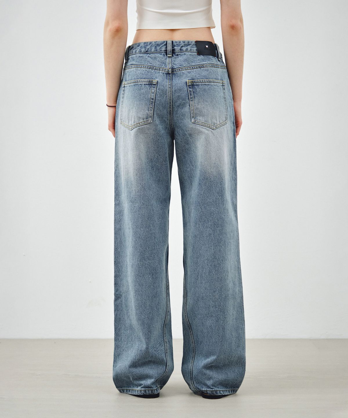 몽돌(MONGDOL) 커브드 워싱 데님 팬츠 미드블루 MDPT082MIDBLUE