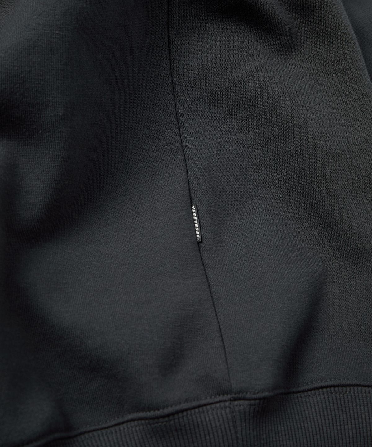 예스아이씨(YESEYESEE) C-Logo Sweatshirt Charcoal