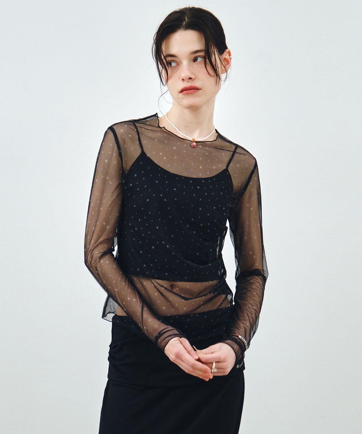 몽돌(MONGDOL) 사이드 셔링 플라워 매쉬 롱 슬리브 블랙 MDTS061FLOWERBLACK