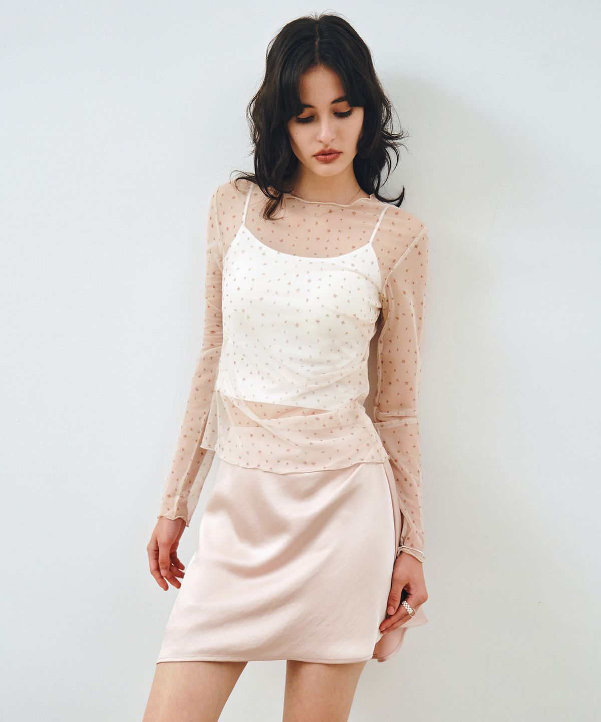 몽돌(MONGDOL) 사이드 셔링 플라워 매쉬 롱 슬리브 베이지 MDTS061FLOWERBEIGE