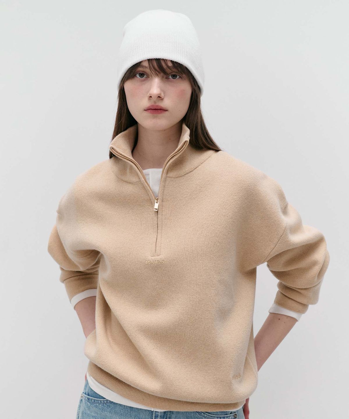 로라로라(ROLAROLA) HIGH NECK KNIT HALF ZIP-UP BEIGE