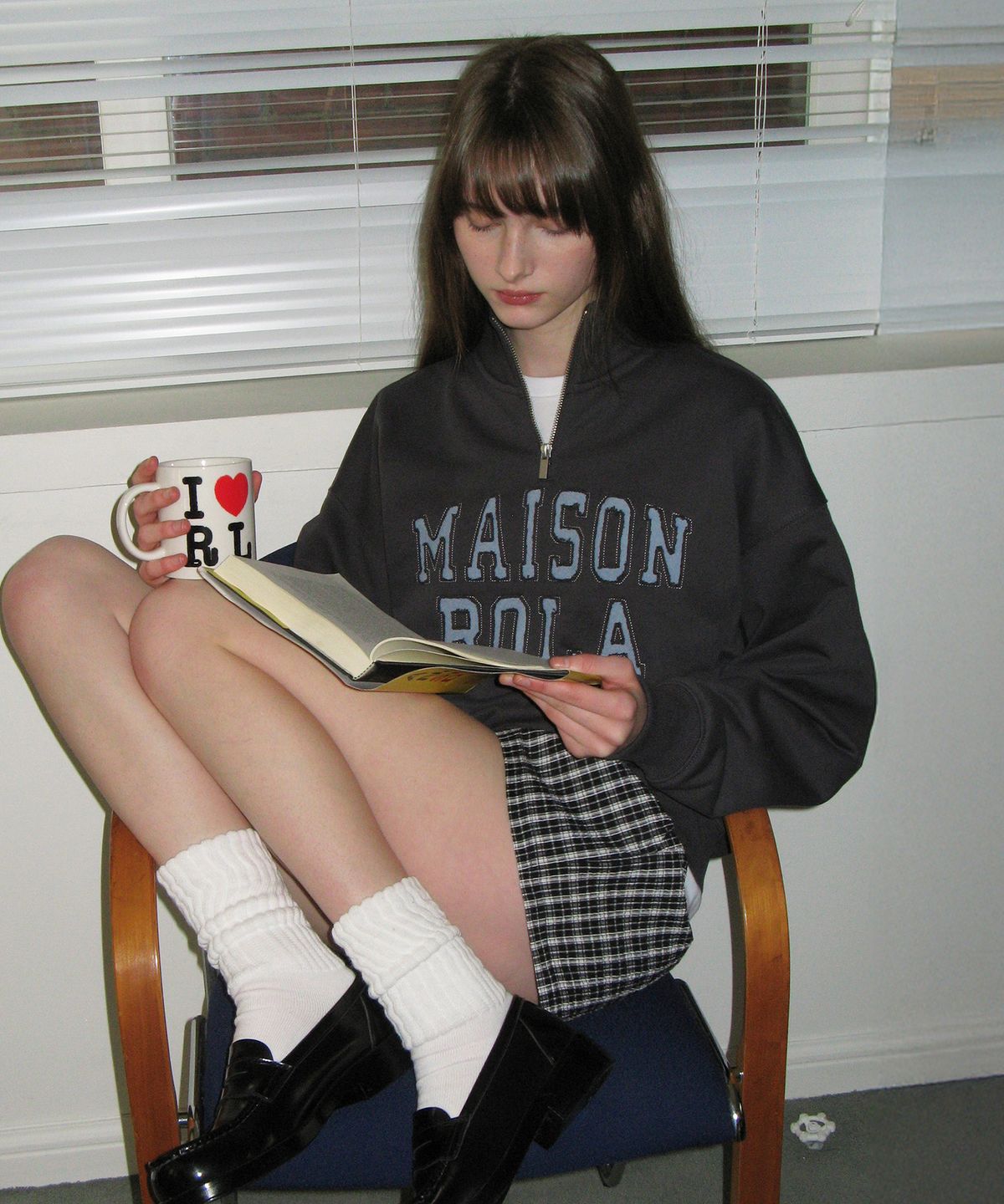 로라로라(ROLAROLA) MAISON DE ROLA EMBROIDERY HALF ZIP-UP CHARCOAL