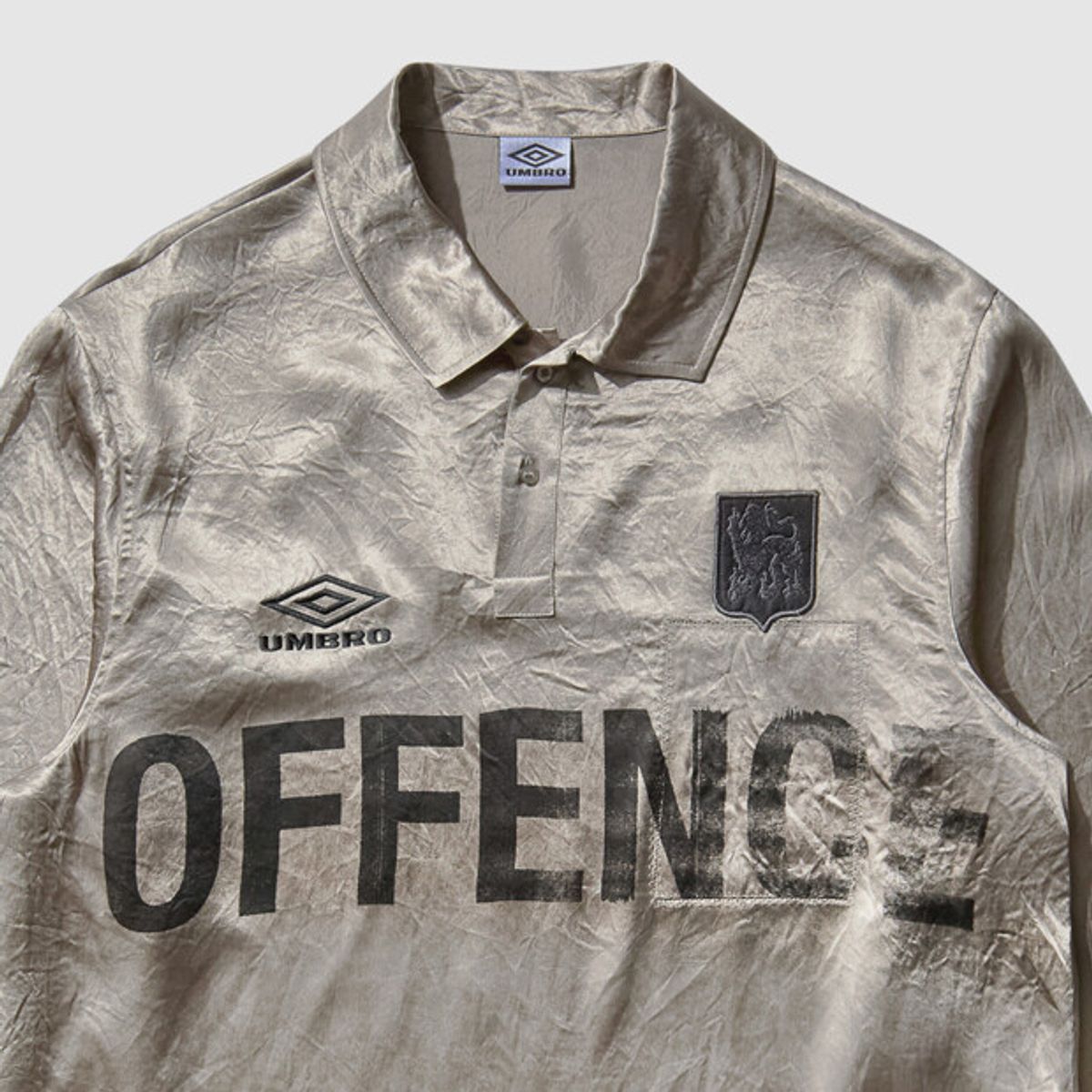 엄브로(UMBRO) [UMBRO X SLAM JAM] 사틴 엔필드 카라 긴팔 티셔츠 베이지 UR111OTL31
