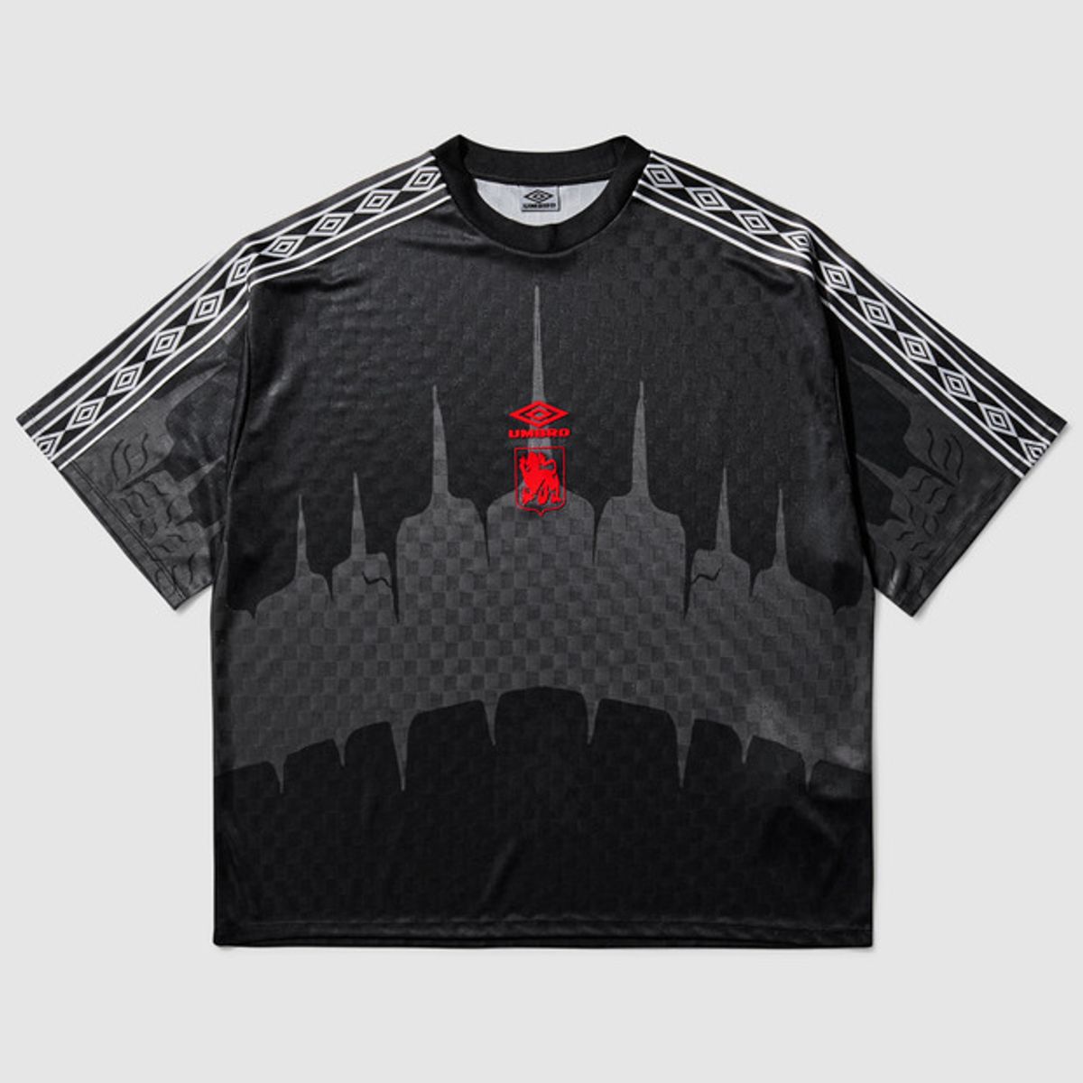 엄브로(UMBRO) [UMBRO X SLAM JAM] 히스토리 테이프 반팔 저지 블랙 UR111ORJ33