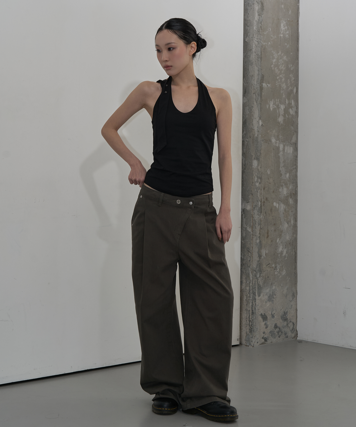 지제뮤지엄(ZIZEMUSEUM) OFF-CENTER TUCK COTTON PANTS (KHAKI GRAY)