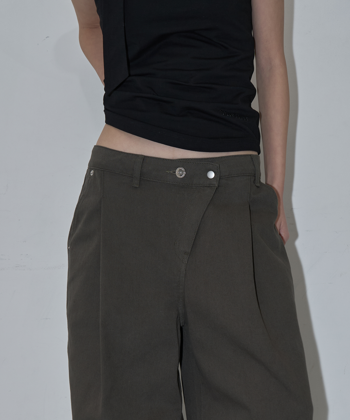 지제뮤지엄(ZIZEMUSEUM) OFF-CENTER TUCK COTTON PANTS (KHAKI GRAY)