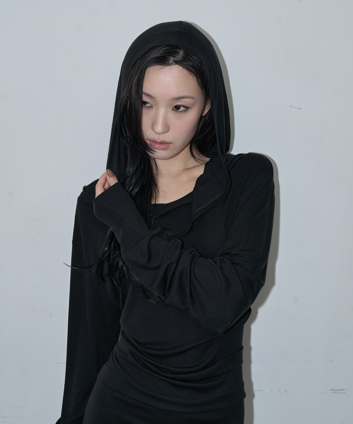 지제뮤지엄(ZIZEMUSEUM) COWL HOOD DRAPE DRESS (BLACK)