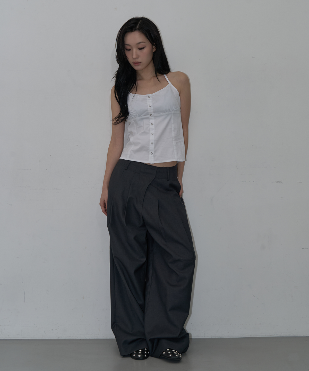 지제뮤지엄(ZIZEMUSEUM) WAIST DETAIL TWO-TUCK WIDE SLACKS (GRAY)