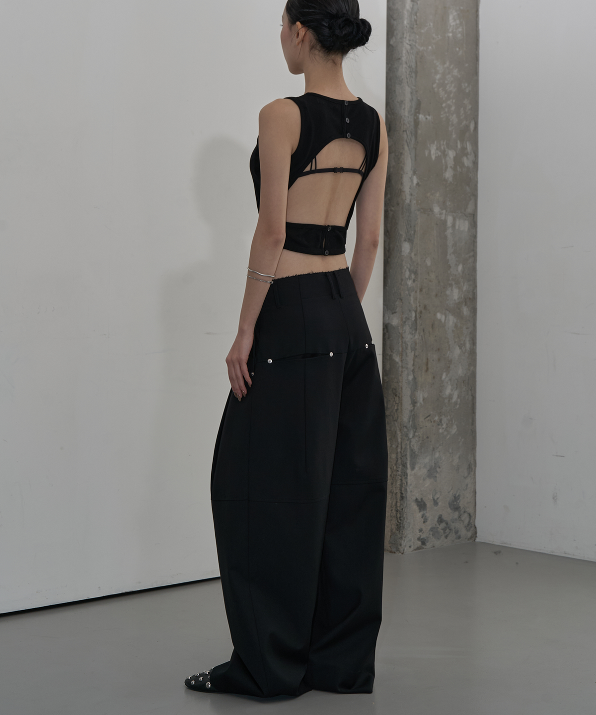 지제뮤지엄(ZIZEMUSEUM) WAIST DETAIL TWO-TUCK WIDE SLACKS (BLACK)