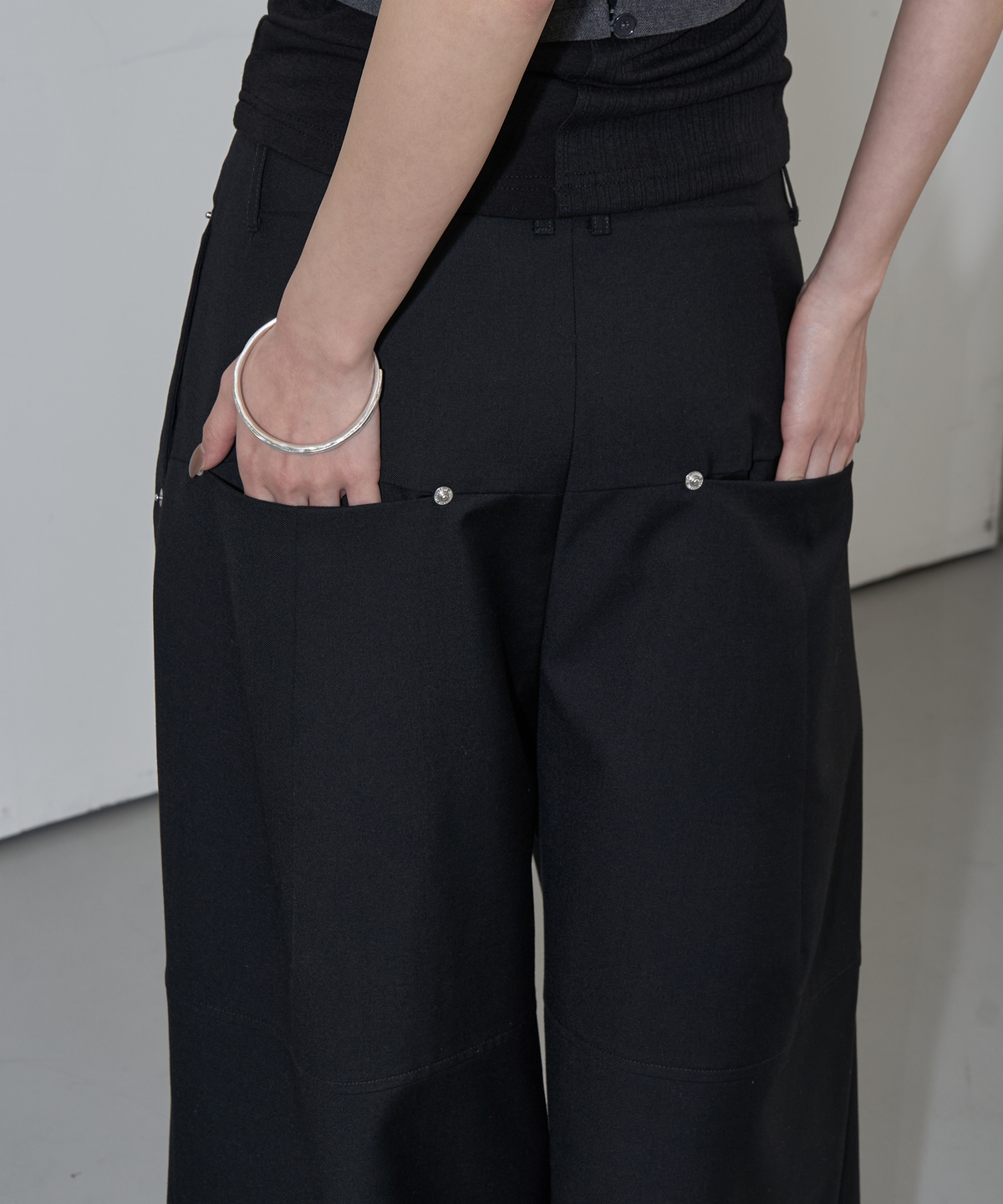 지제뮤지엄(ZIZEMUSEUM) WAIST DETAIL TWO-TUCK WIDE SLACKS (BLACK)