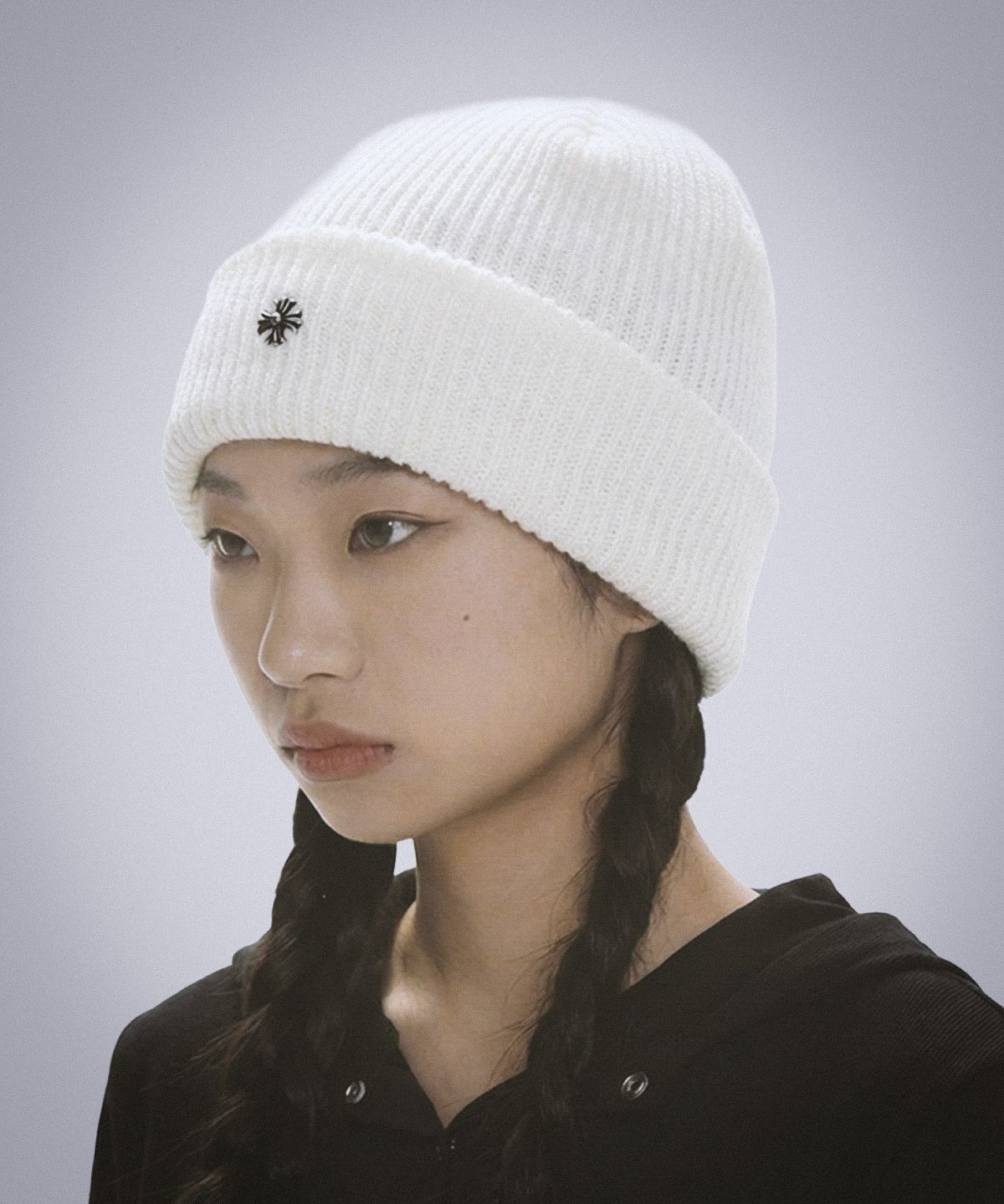 다미쉬(DAMISH) 크로스 메탈 심볼 비니_아이보리