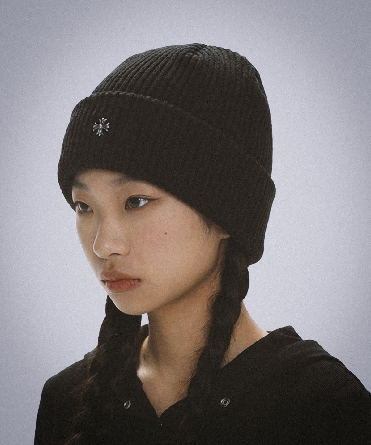 다미쉬(DAMISH) 크로스 메탈 심볼 비니_블랙