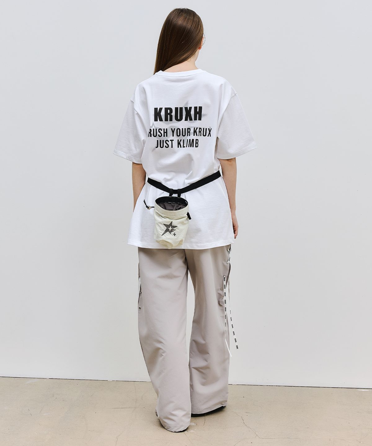 크럭시(KRUXH) 시그니처 초크백 미니 크로스백 아이보리