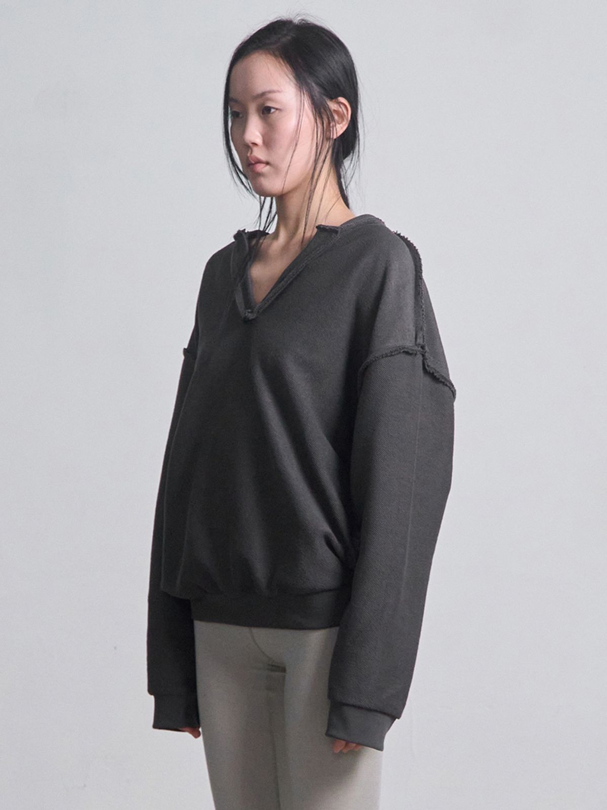 세릭(CERRIC) CR V-Neck Sweatshirt _ Charcoal