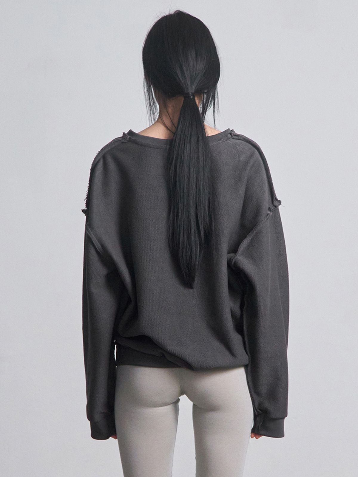 세릭(CERRIC) CR V-Neck Sweatshirt _ Charcoal