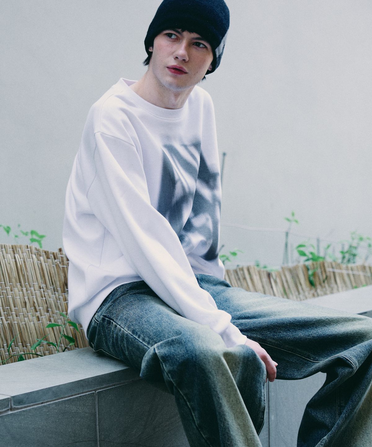 어노이드(ANNOYED) 쉐도우 빅 로고 맨투맨 LQ6TU141_OFF WHITE