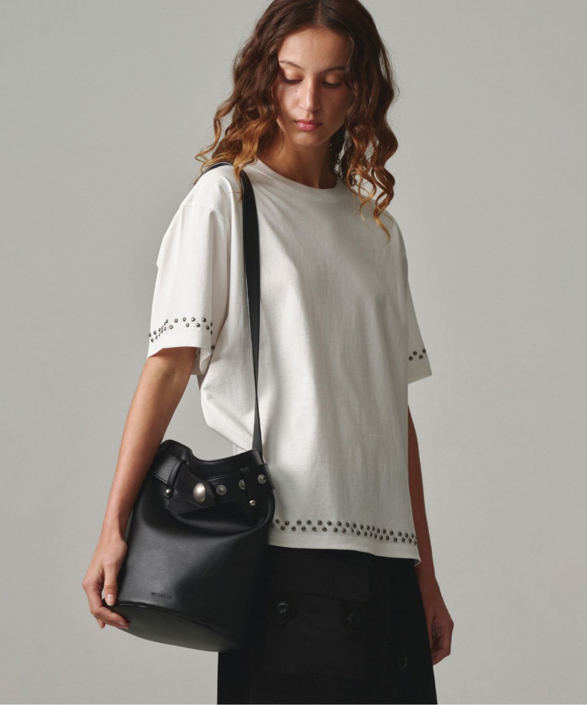 문선 아카이브(MOONSUN ARCHIVE) Bold Stud Belt Bucket Bag / BLACK