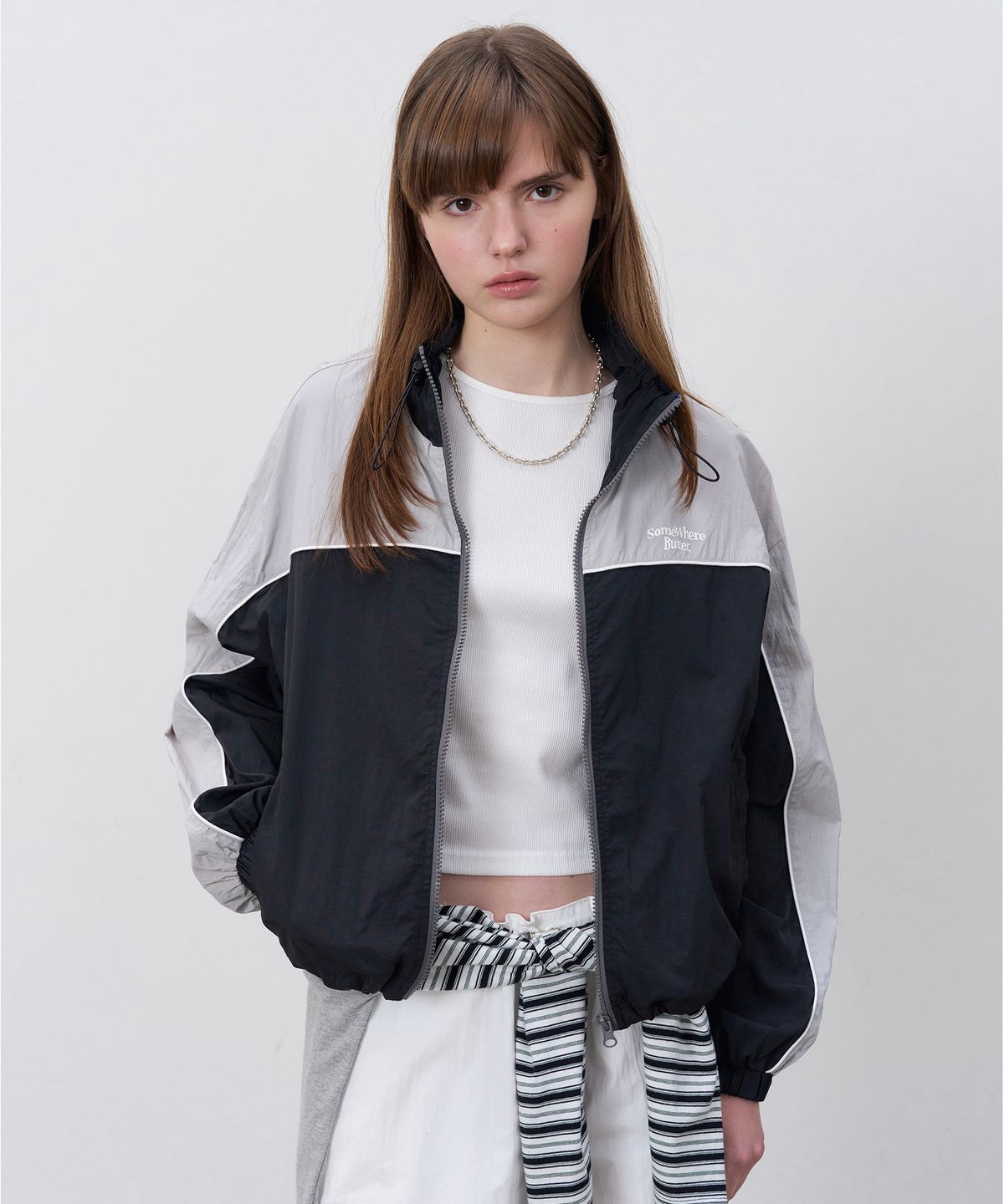 썸웨어버터(SOMEWHEREBUTTER) Sporty Windbreaker - Black