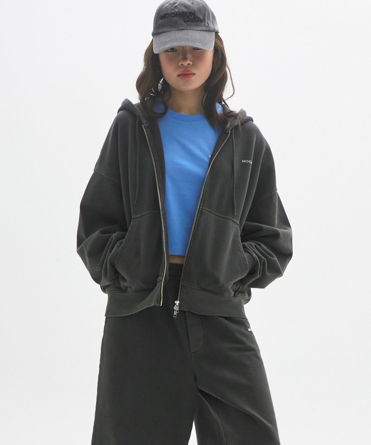 문선 아카이브(MOONSUN ARCHIVE) M.C UNISEX, Logo Pigment-Dyed Hood Zip-up / CHARCOAL