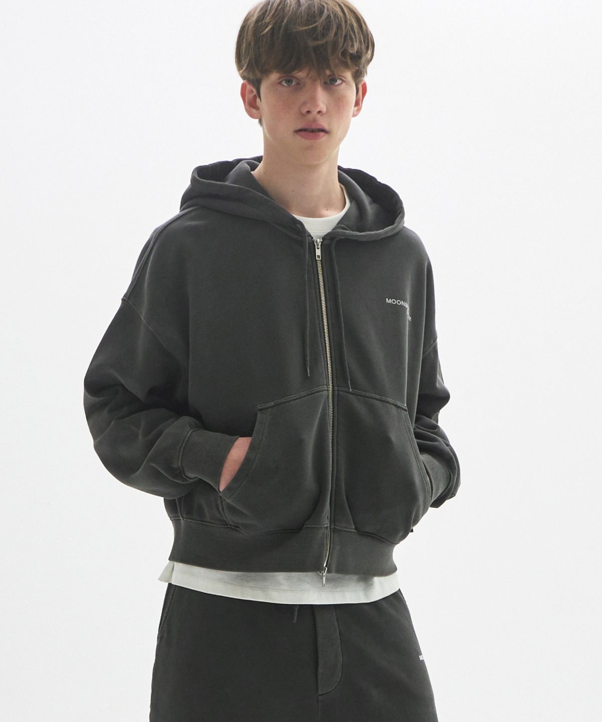 문선 아카이브(MOONSUN ARCHIVE) M.C UNISEX, Logo Pigment-Dyed Hood Zip-up / CHARCOAL