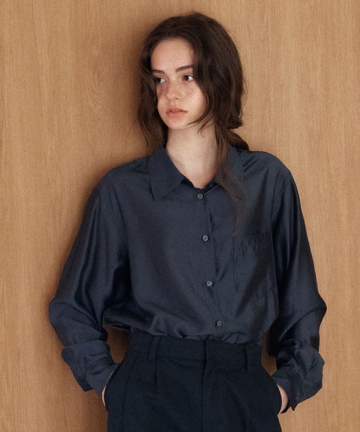 엽페(YUPPE) 소프트 글로우 블라우스_차콜