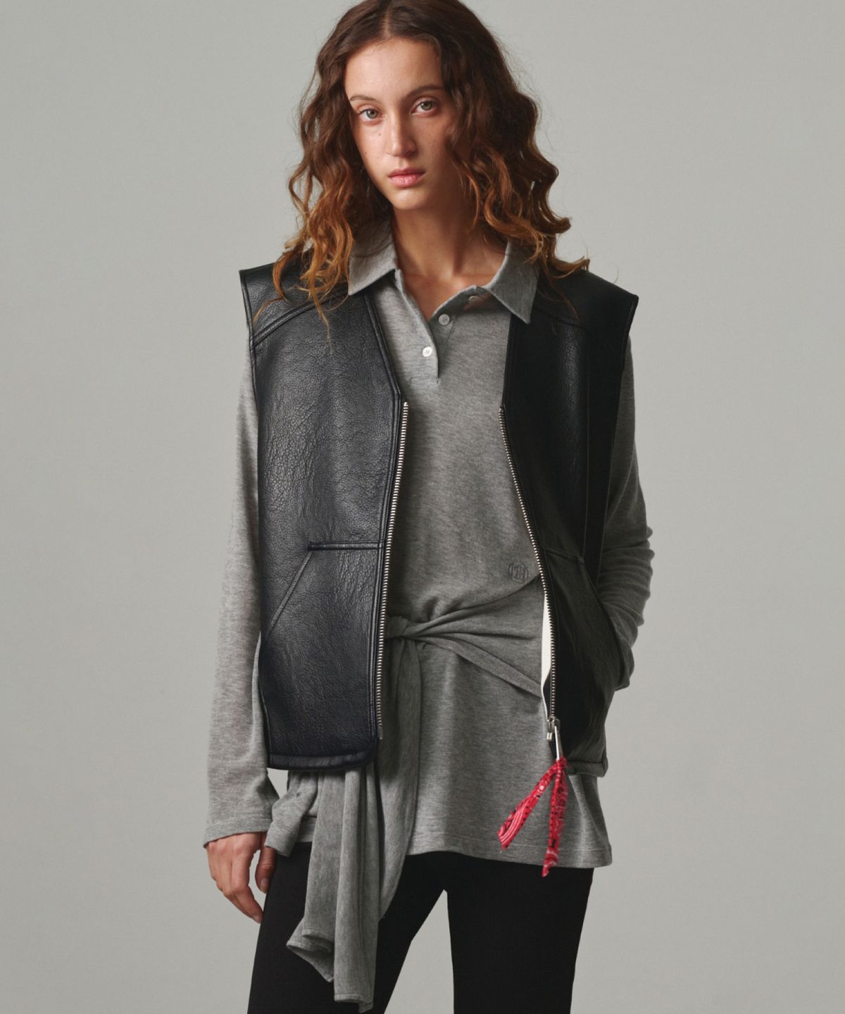 문선 아카이브(MOONSUN ARCHIVE) UNISEX, Bold Zipper Detail Leather Vest / BLACK