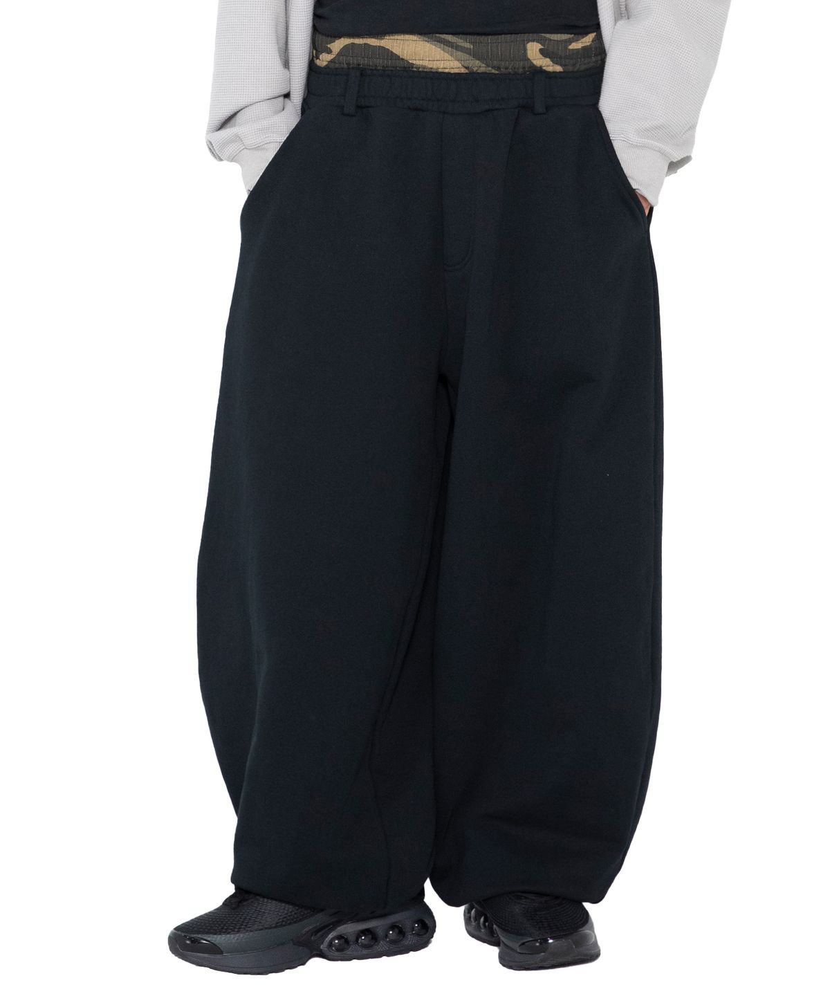 엑스톤즈(XTONZ) XP328 카모 레이어드 벌룬 스웨트 팬츠 (BLACK)