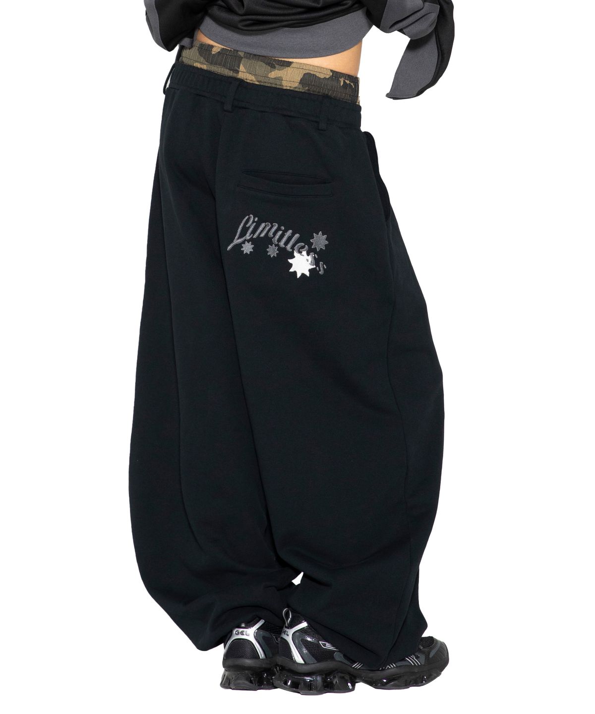 엑스톤즈(XTONZ) XP328 카모 레이어드 벌룬 스웨트 팬츠 (BLACK)
