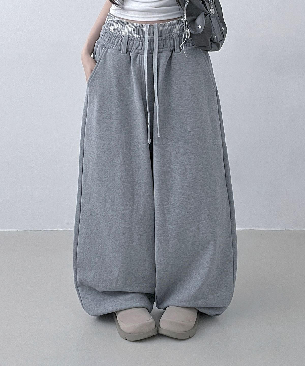 엑스톤즈(XTONZ) XP328 카모 레이어드 벌룬 스웨트 팬츠 (GRAY)