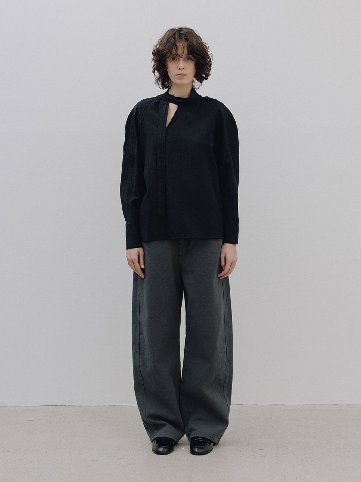 헌치(HUNCH) Tie Raglan Blouse (2color)
