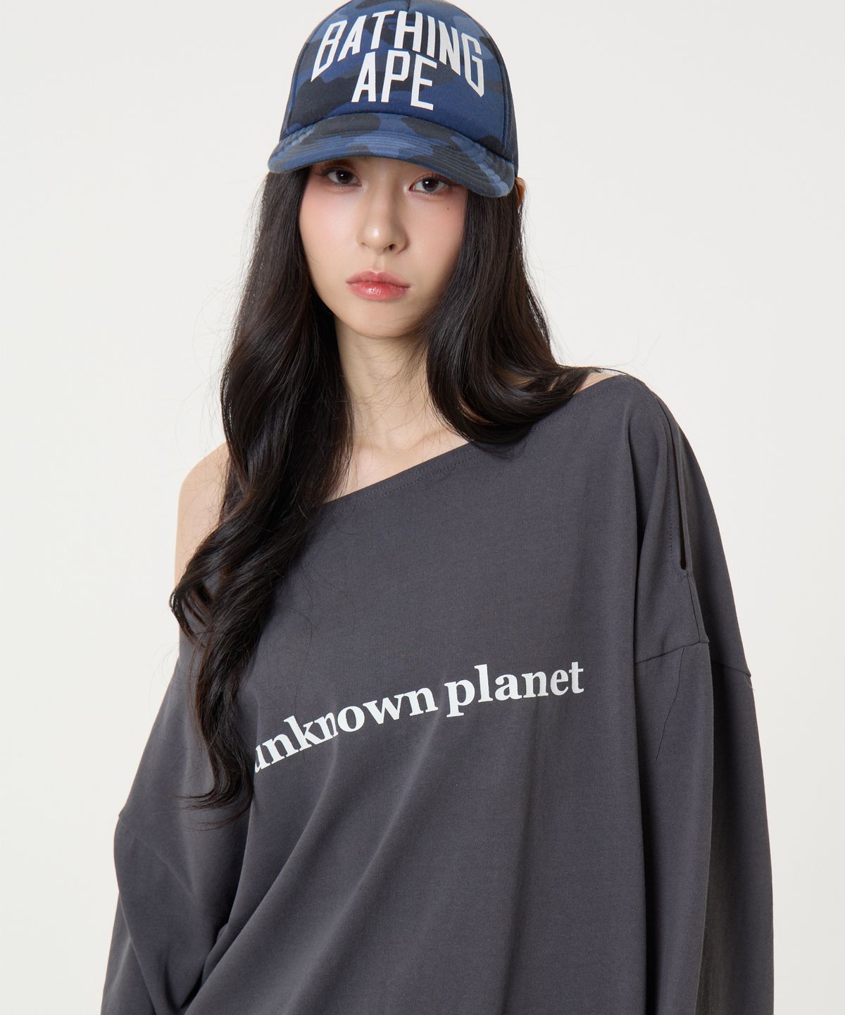 언노운 플라넷(UNKNOWN PLANET) 오프 숄더 로고 롱슬리브 티셔츠 챠콜