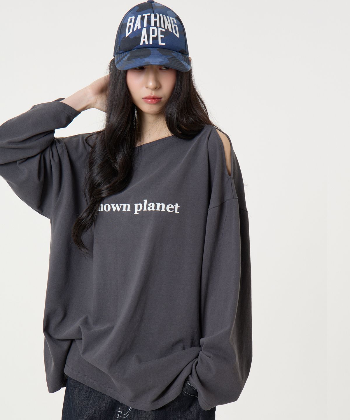 언노운 플라넷(UNKNOWN PLANET) 오프 숄더 로고 롱슬리브 티셔츠 챠콜