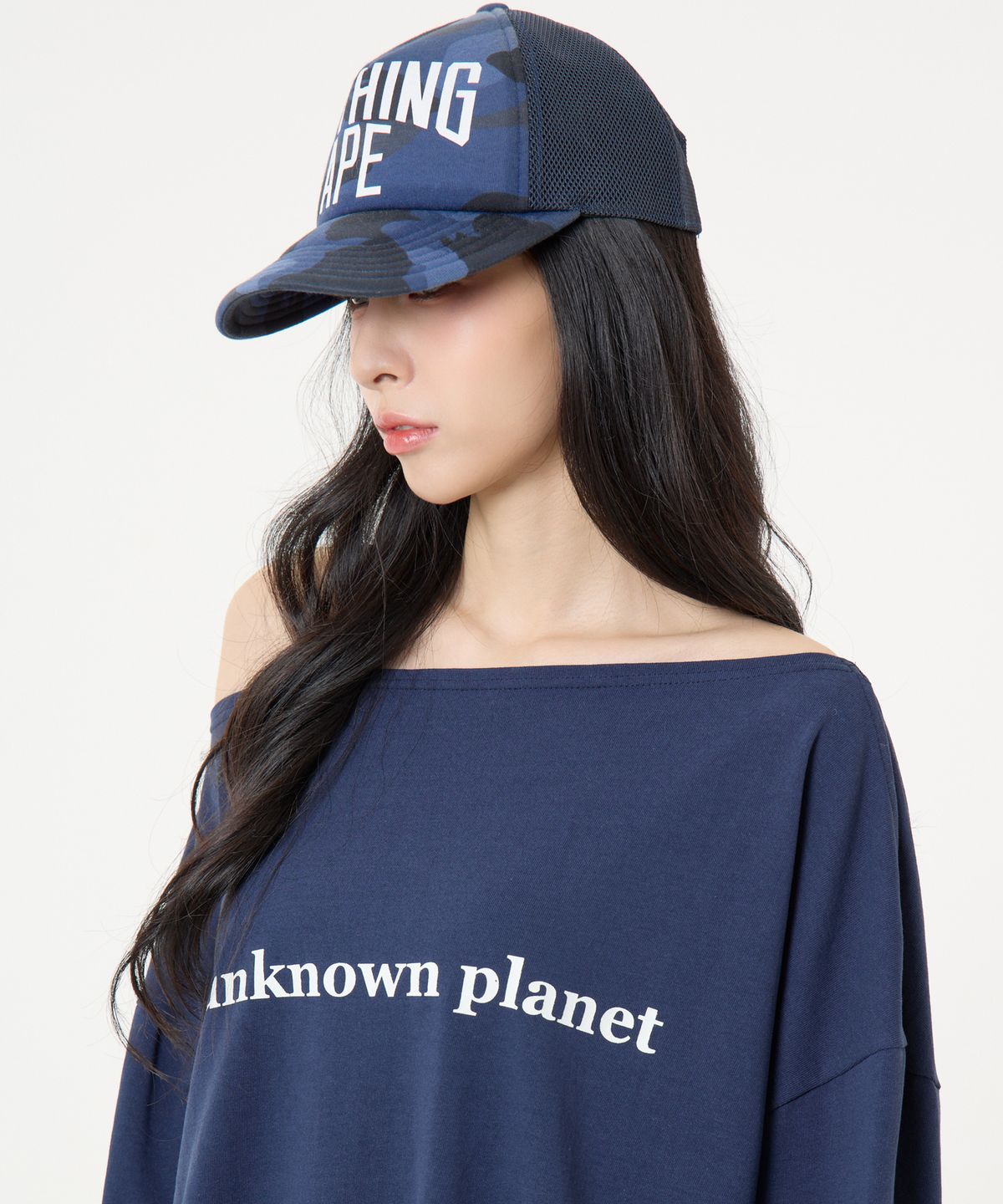 언노운 플라넷(UNKNOWN PLANET) 오프 숄더 로고 롱슬리브 티셔츠 네이비