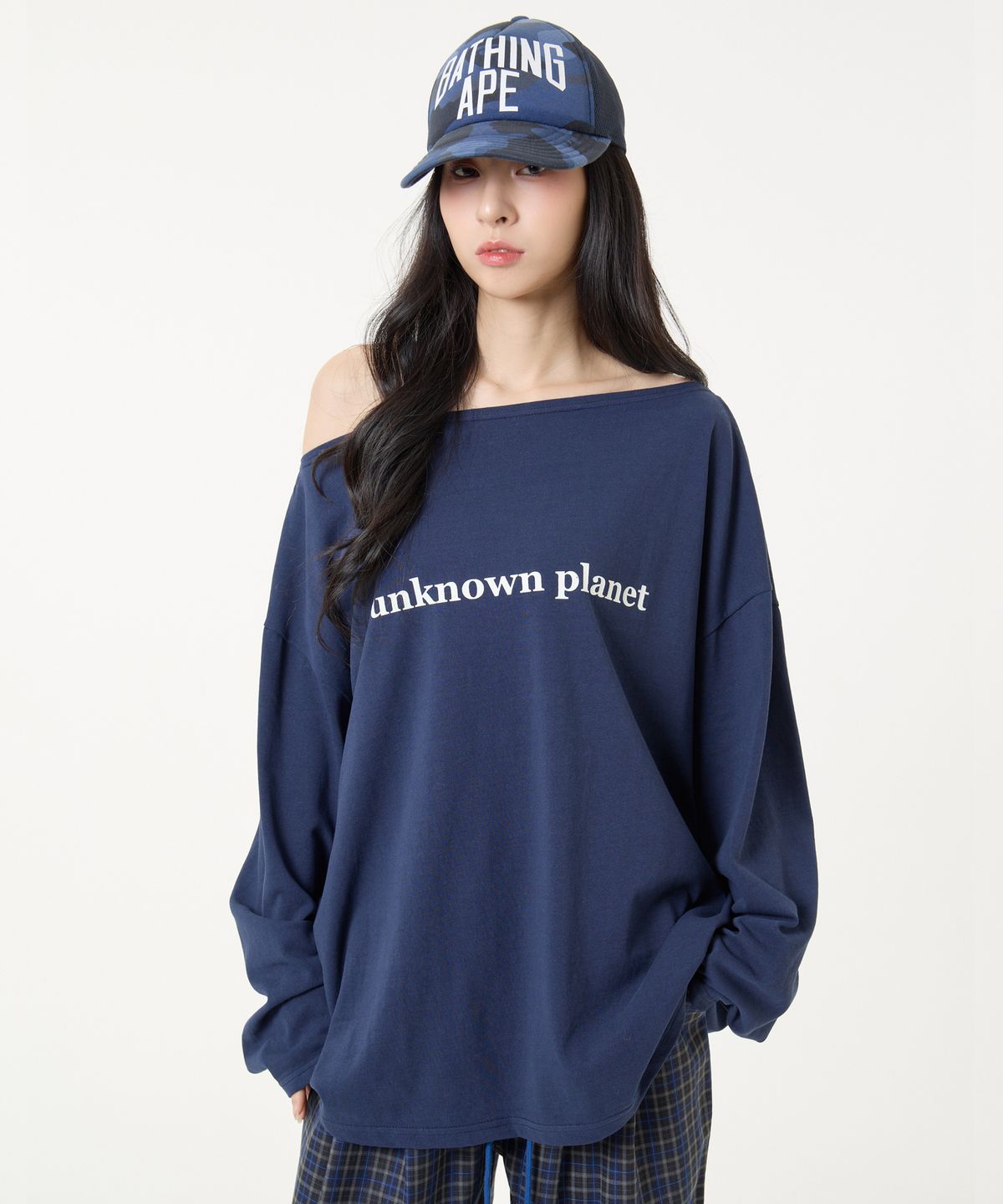 언노운 플라넷(UNKNOWN PLANET) 오프 숄더 로고 롱슬리브 티셔츠 네이비