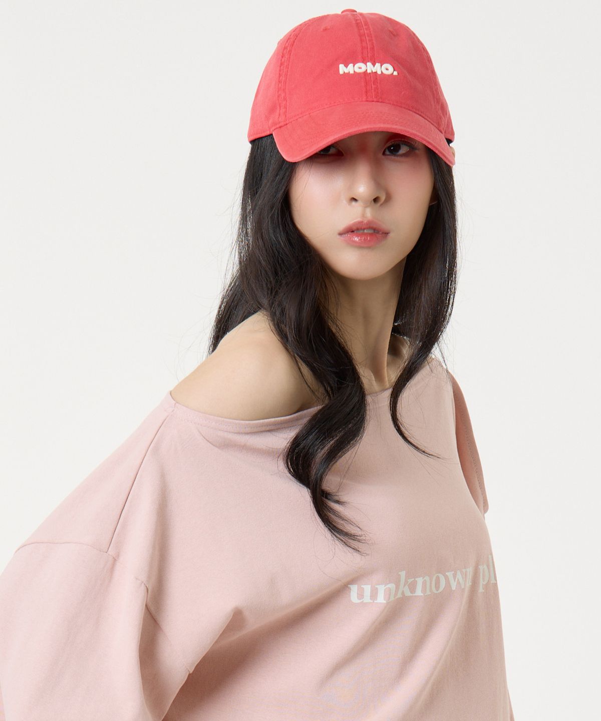 언노운 플라넷(UNKNOWN PLANET) 오프 숄더 로고 롱슬리브 티셔츠 핑크