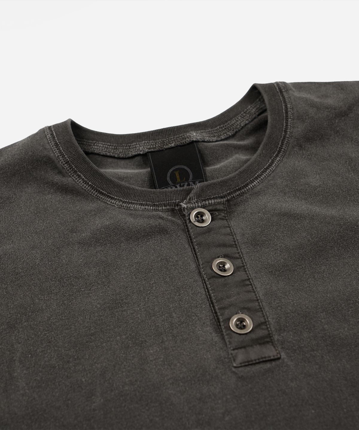 프리즘웍스(FRIZMWORKS) PIGMENT DYEING HENLEY NECK TEE _ CHARCOAL